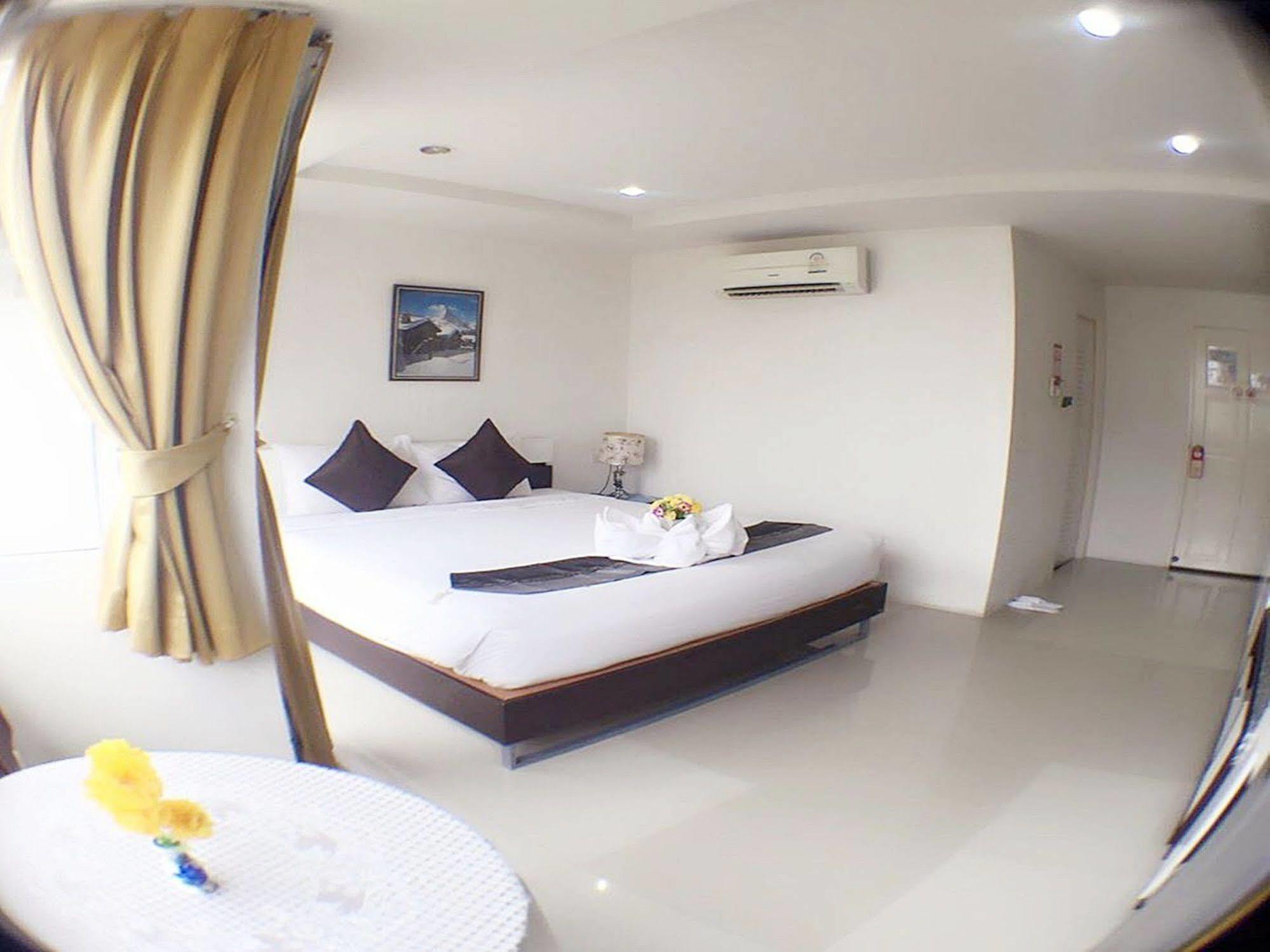 Swiss House Hotel Patong Exterior foto